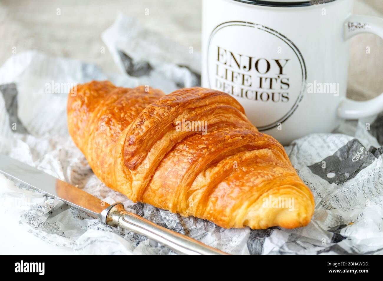 Kleines Frühstück mit Croissant und Kaffee Stockfoto