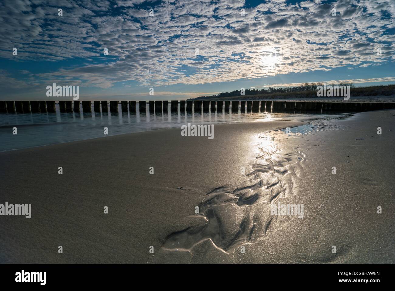 Ostsee im strahlenden Gegenlicht und Spiegelung der schönen Wolken am Strand Stockfoto