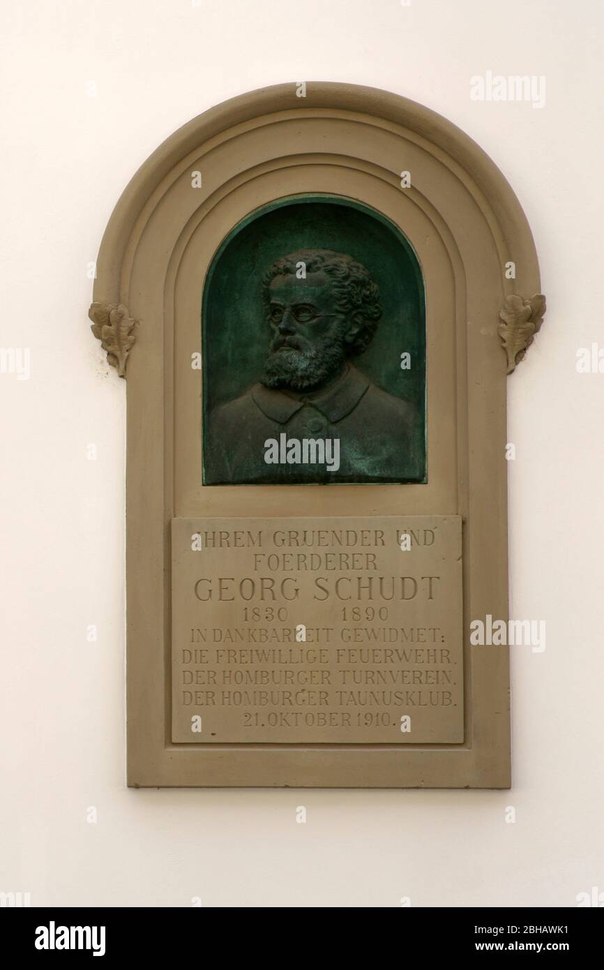 Die denkmalgeschützte Gedenktafel von Georg Schudt an der Außenwand des Fitnessstudios in Bad Homburg. Stockfoto