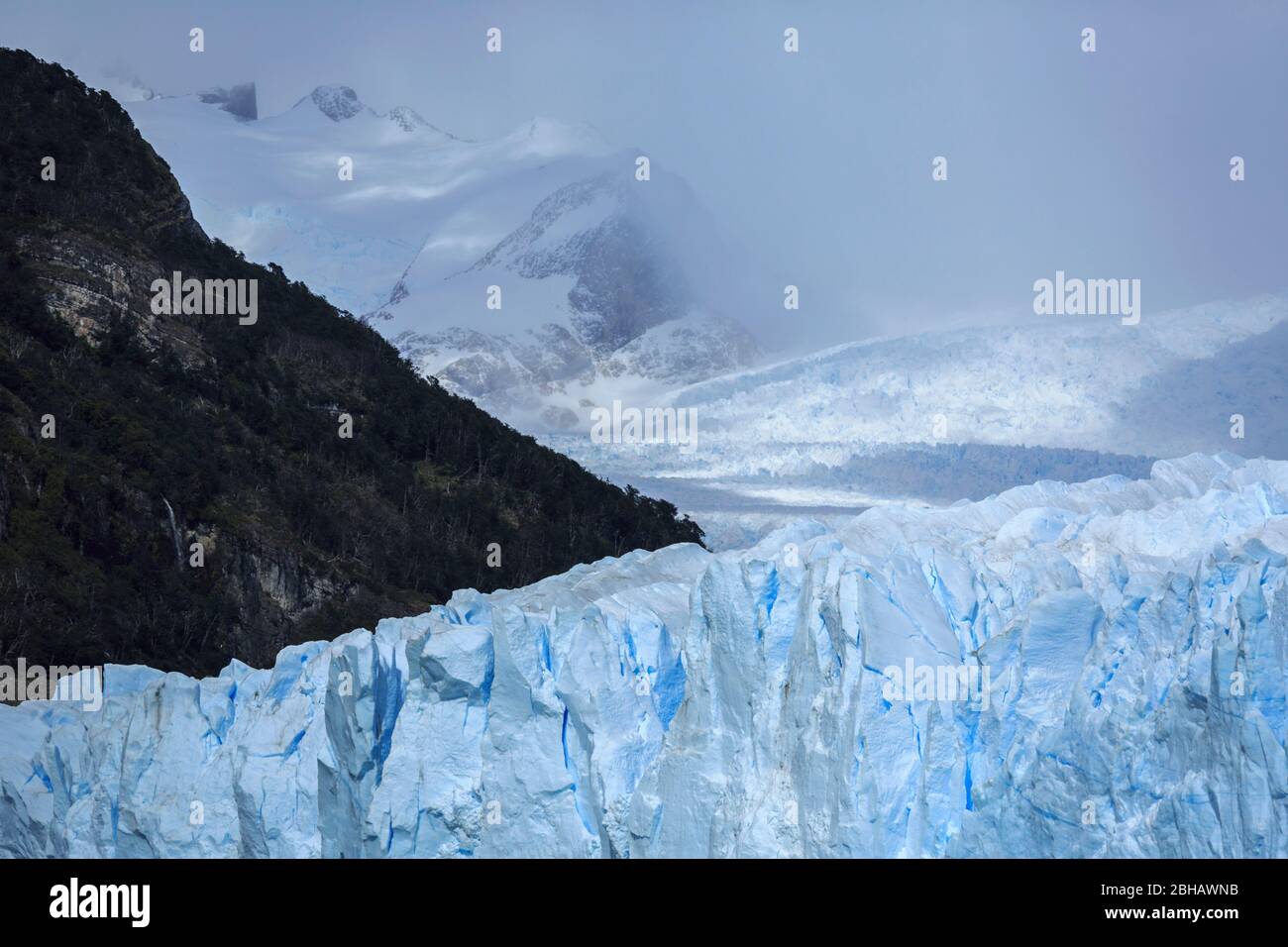 Perito Moreno Gletscher, südliches Patagonisches Eisfeld, Los Glaciares Nationalpark in Patagonien, Argentinien. Stockfoto