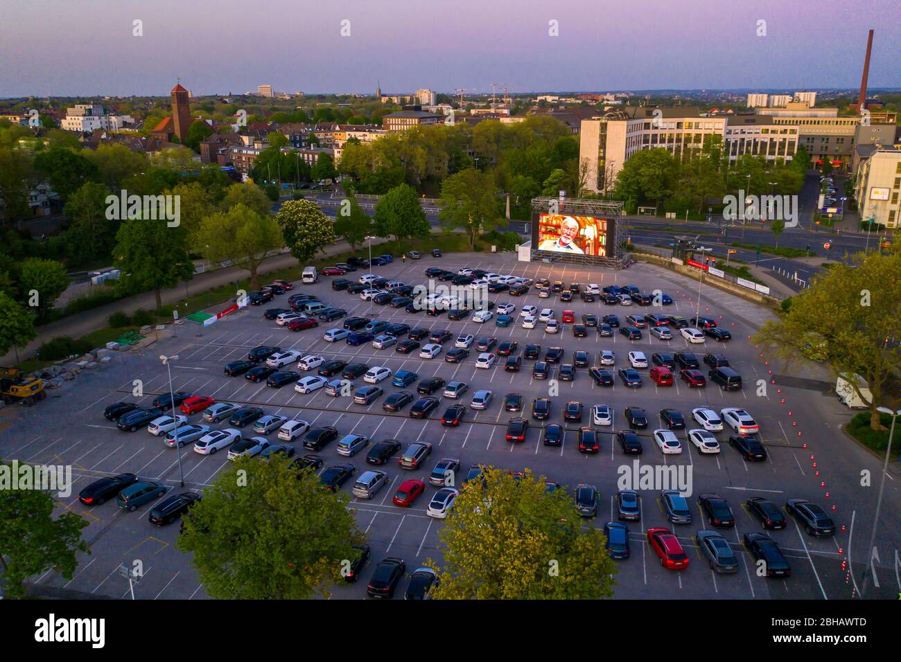 Temporäres Drive-in Kino, auf dem Parkplatz vor der Messe Essen, Grugahalle, große LED-Leinwand, im Stadtteil RŸttenscheid, Effekte der Th Stockfoto