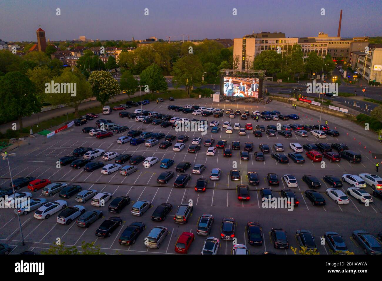Temporäres Drive-in Kino, auf dem Parkplatz vor der Messe Essen, Grugahalle, große LED-Leinwand, im Stadtteil RŸttenscheid, Effekte der Th Stockfoto