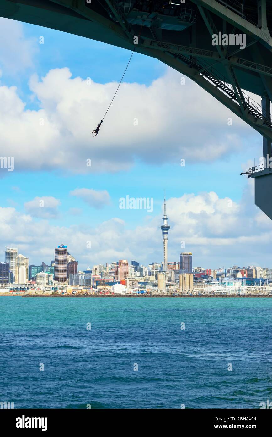 Bungee Jumping von der Harbour Bridge, Auckland, Nordinsel, Neuseeland, Stockfoto