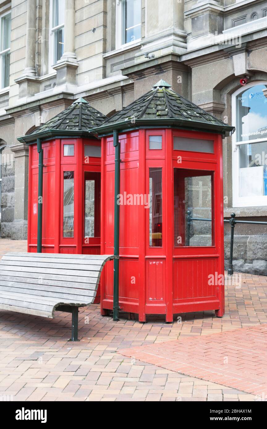 Rote Telefonboxen. Dunedin, Otago, Südinsel, Neuseeland Stockfoto