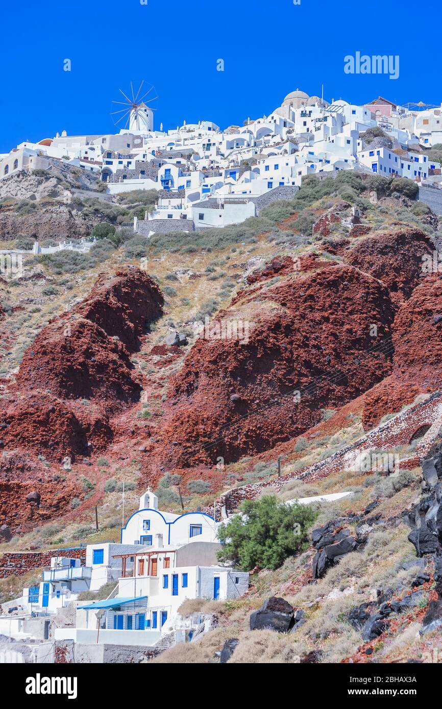 Ammoudi Fischerdorf von Oia Dorf auf der Klippe oben, Oia, Santorini, Kykladen Inseln, Griechenland überblickt Stockfoto