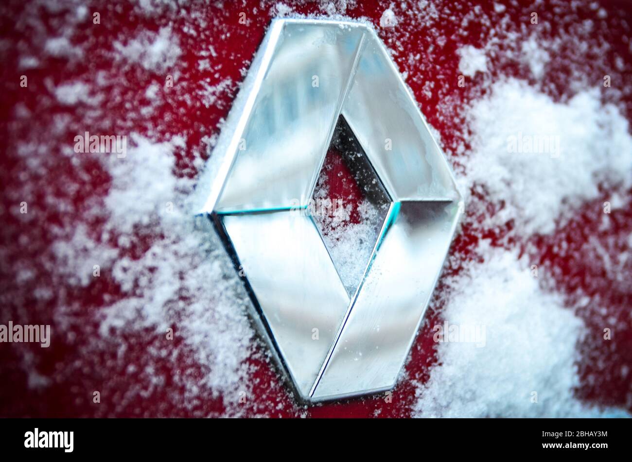 CHEREPOVETS, RUSSLAND - 26. DEZEMBER 2018: Nahaufnahme des Renault-Logos im Schnee auf einem Auto. Renault ist ein großer französischer Automobilhersteller. Stockfoto