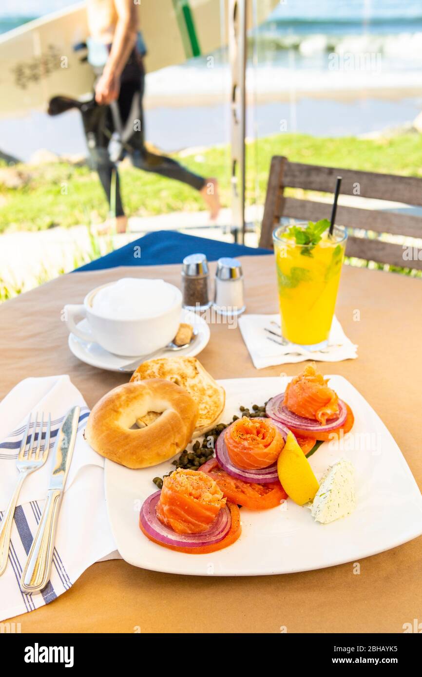 Brunch mit geräucherter Lachsplatte mit einem Tequila-Sonnenaufgang und einem Cappucino, Boathouse Restaurant, Hendry's Beach, Santa Barbara, Kalifornien Stockfoto