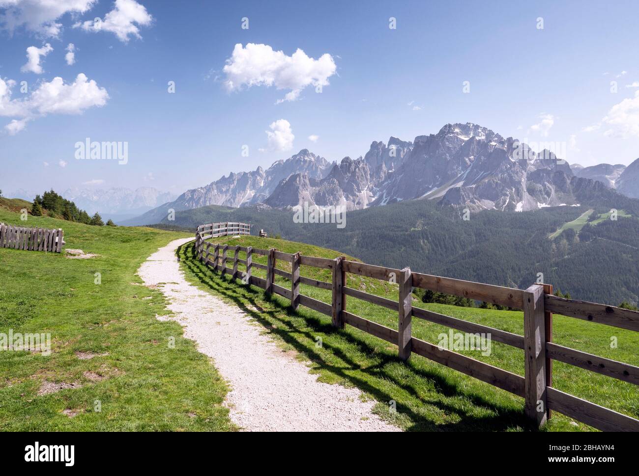 Dolomiten Panorama im Sommer. Im Vordergrund ein durch Zaun gesicherter Höhenweg Stockfoto