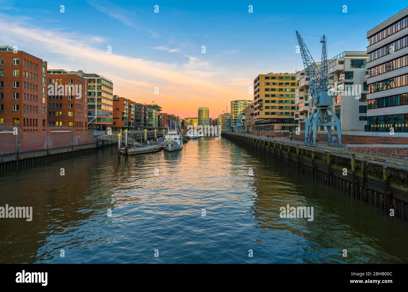 Deutschland, Hamburg, HafenCity, Sandtorhafen, traditioneller Schiffsanlegeplatz, Kaiserkai, alte Hafenkräne Stockfoto