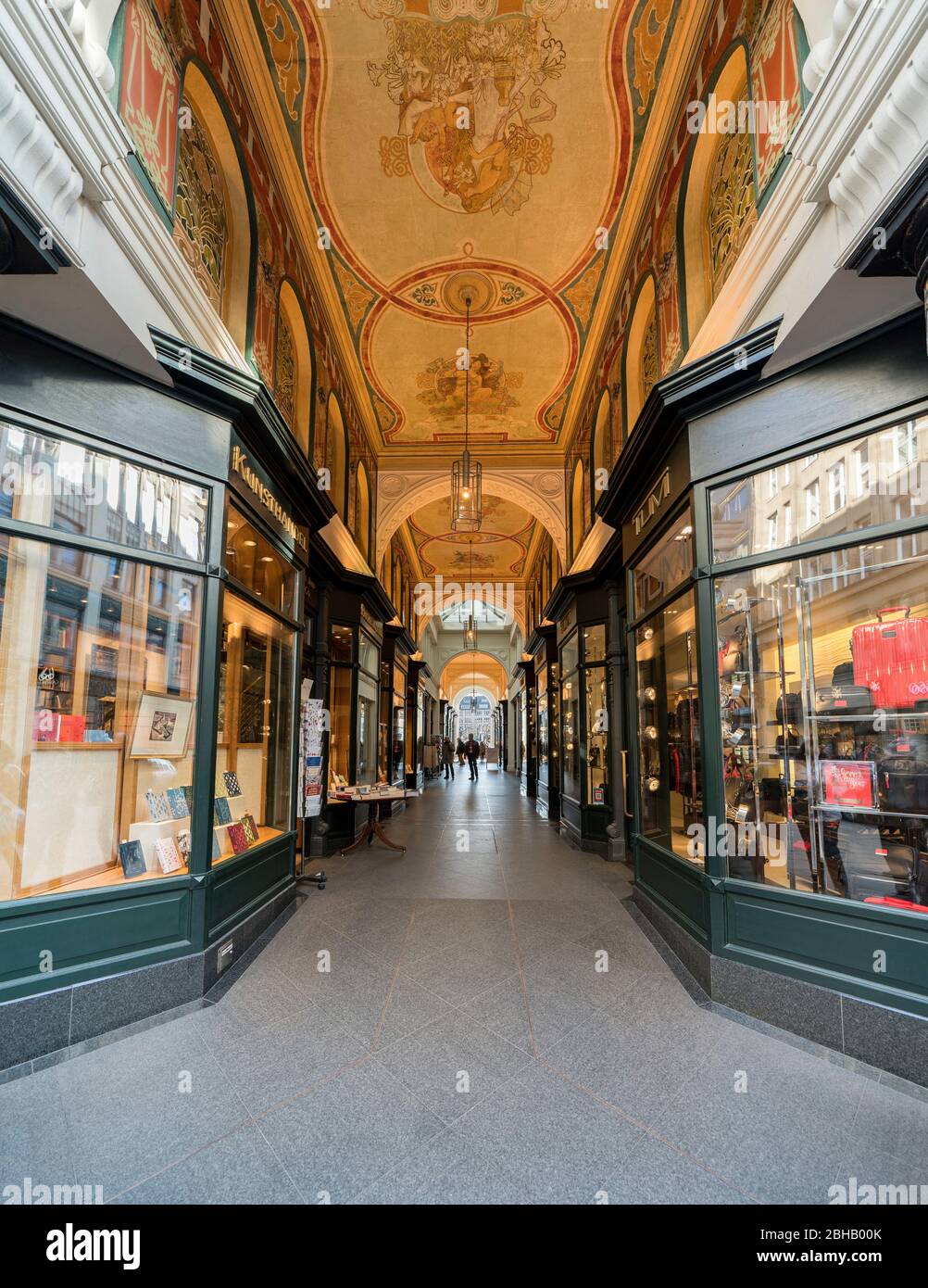 Deutschland, Hamburg, Mellin Passage, die kleinste und älteste Einkaufspassage der Stadt. Deckengemälde im Jugendstil Stockfoto