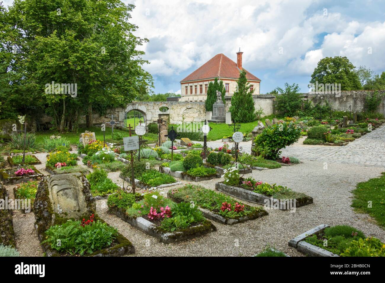 Deutschland, Baden-Württemberg, Münsingen, Gruorn, Friedhof in der Nähe der Stephanuskirche auf dem ehemaligen Militärtrainingsgelände Stockfoto