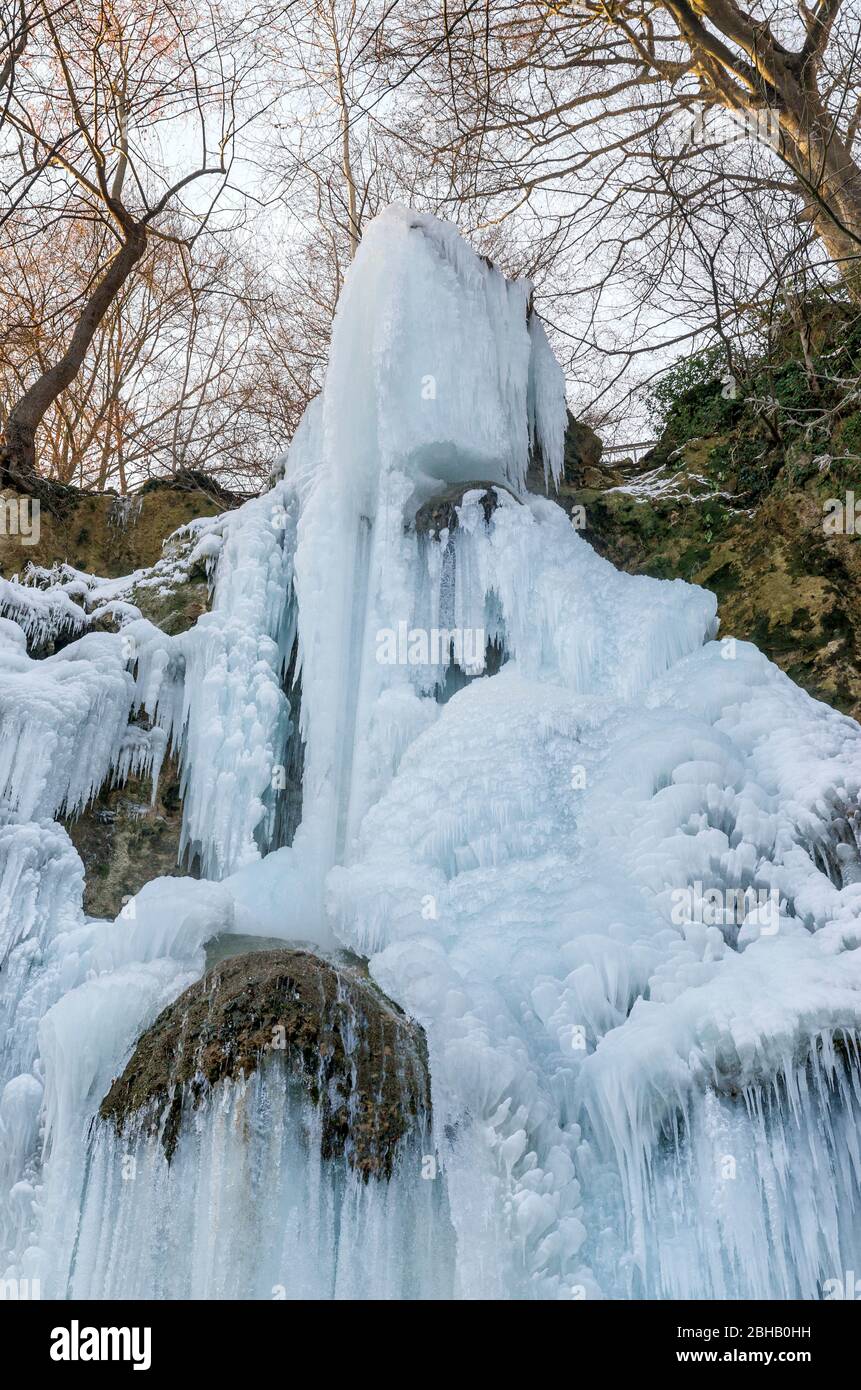Deutschland, Baden-Württemberg, Bad Urach, zugefrorener Urach Wasserfall Stockfoto