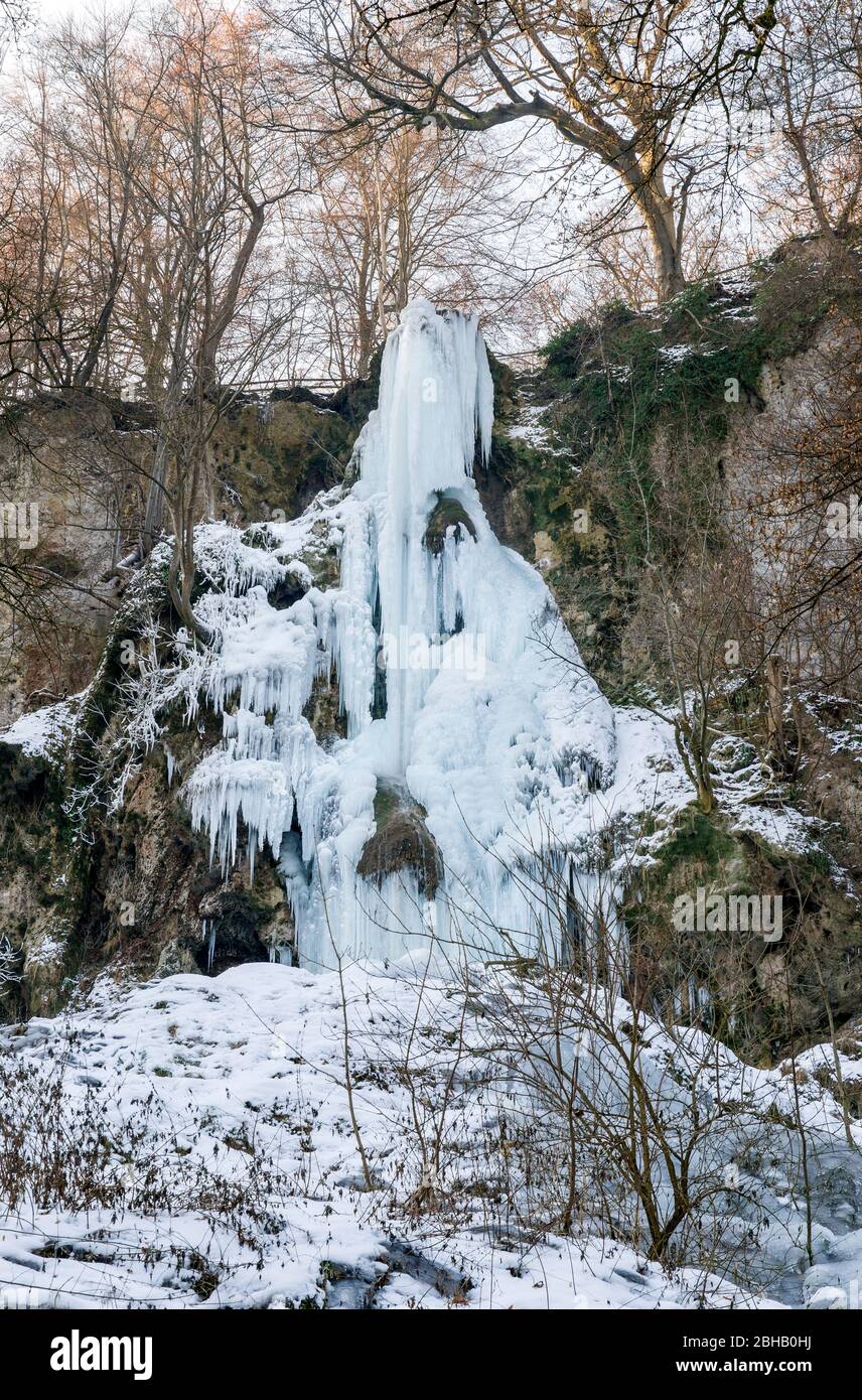 Deutschland, Baden-Württemberg, Bad Urach, zugefrorener Urach Wasserfall Stockfoto