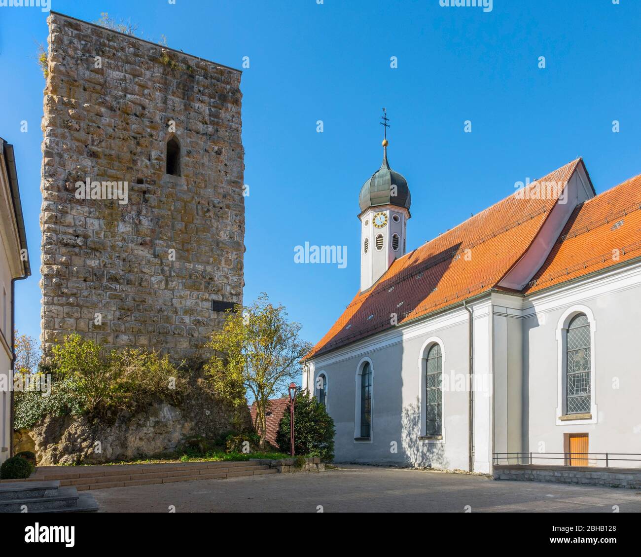 Deutschland, Baden-Württemberg, Sigmaringen - Jungnau, Bergfried der ehemaligen Burg Jungnau auch Jungnau genannt, wurde neben der Pfarrkirche St. Anna, der Bergfried, zu Ehren Kaiser Wilhelms II. Im Kaiser-Wilhelm-Turm umbenannt. Stockfoto