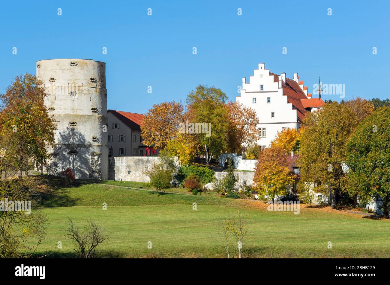 Deutschland, Baden-Württemberg, Trochtelfingen, Schloss Werdenberg wurde Mitte des 15. Jahrhunderts erbaut. Renaissanceschloss der Grafen von Werdenberg, heute Schule. Links der hohe Turm, Teil der ehemaligen Stadtbefestigung. Stockfoto