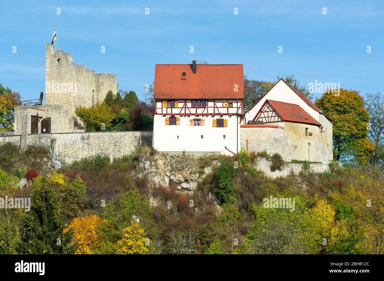 Deutschland, Baden-Württemberg, Hayingen - Münzdorf, Burg Derneck, 14. jh. wird heute vom Schwäbischen Albverein als Wanderheim genutzt. Das Schloss liegt im Lautertal am Schwäbischen Alb-Südrand-Weg und ist ein beliebtes Wanderziel. Stockfoto