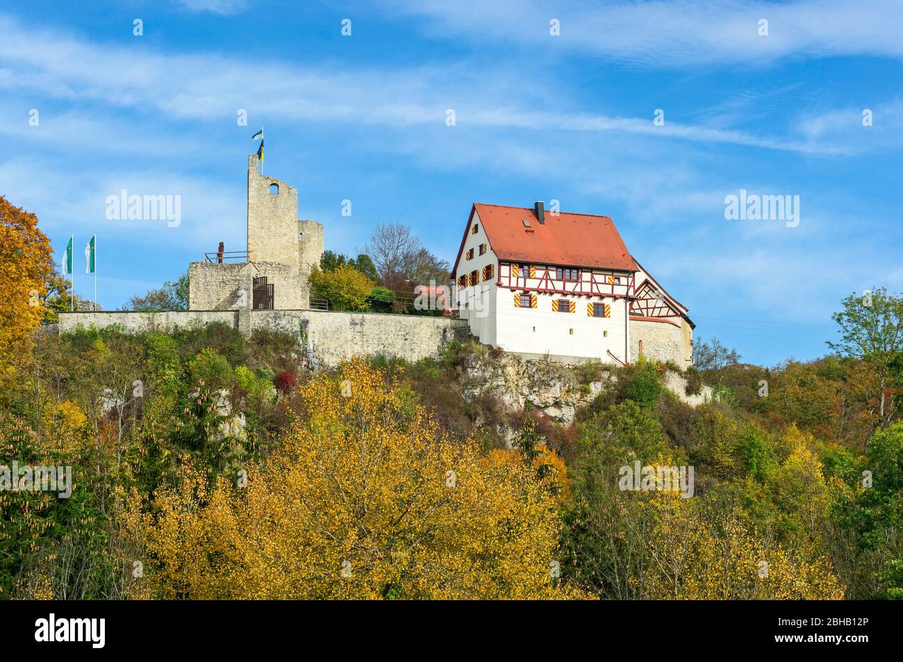 Deutschland, Baden-Württemberg, Hayingen - Münzdorf, Burg Derneck, 14. jh. wird heute vom Schwäbischen Albverein als Wanderheim genutzt. Das Schloss liegt im Lautertal am Schwäbischen Alb-Südrand-Weg und ist ein beliebtes Wanderziel. Stockfoto