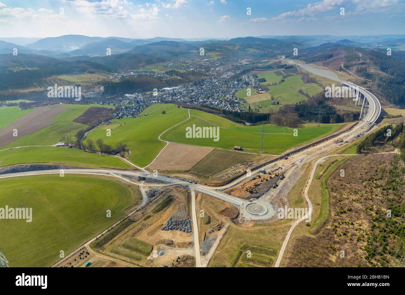 Luftaufnahme der A46 mit Autobahnende und Anschluss an die B 7, Nuttlar, Olsberg, Sauerland, Nordrhein-Westfalen, Deutschland Stockfoto