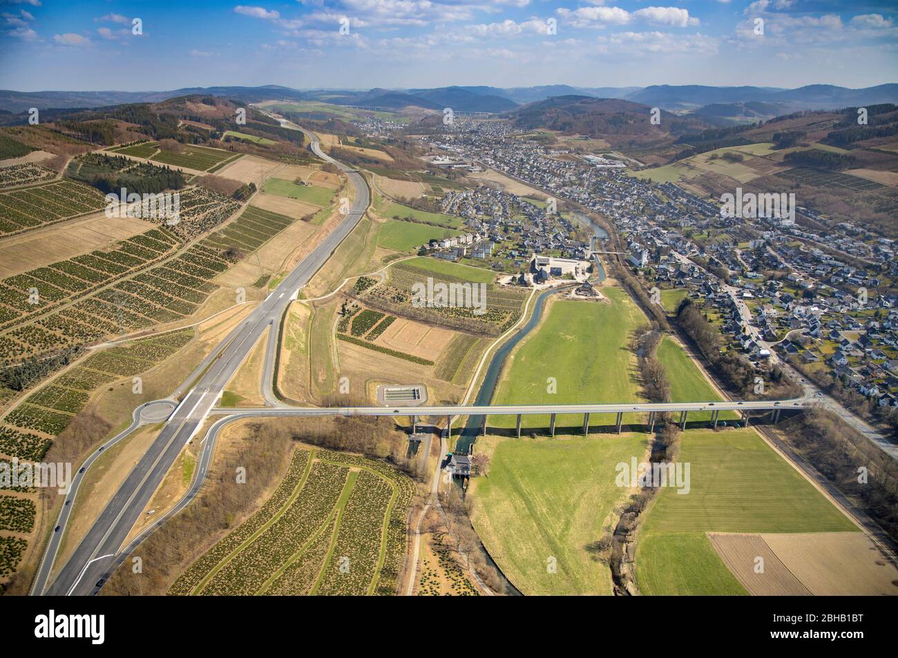 Luftaufnahme der A46 mit Autobahnende, Ruhrbrücke und Anschluss zur B 7, Bestwig, Sauerland, Nordrhein-Westfalen, Deutschland Stockfoto