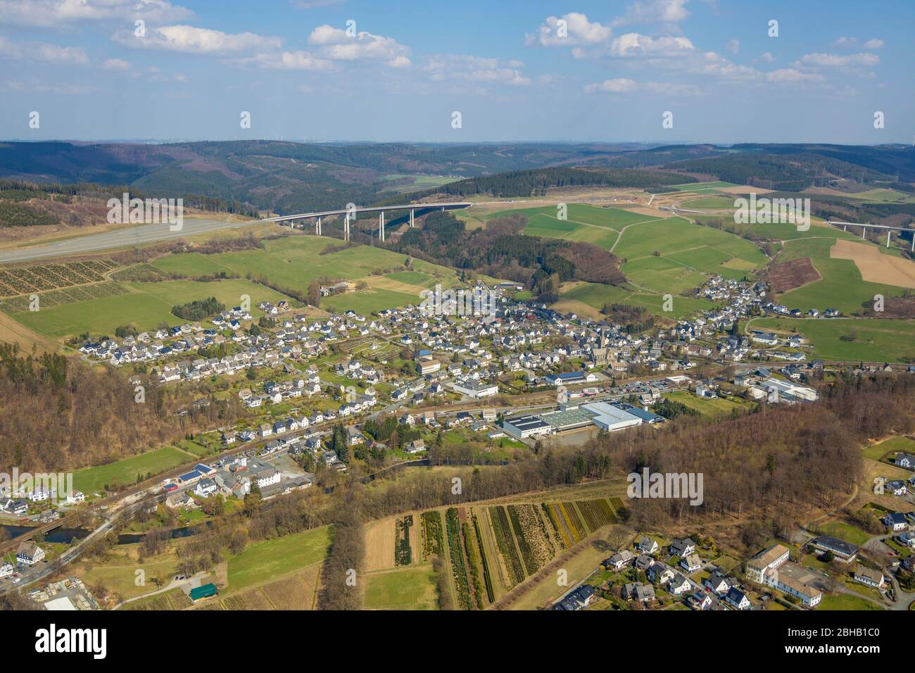 Luftaufnahme der Autobahn A46 bei Nuttlar und der neuen Nuttlar-Autobahnbrücke A46 in Bestwig, Sauerland, Nordrhein-Westfalen, Deutschland. Stockfoto