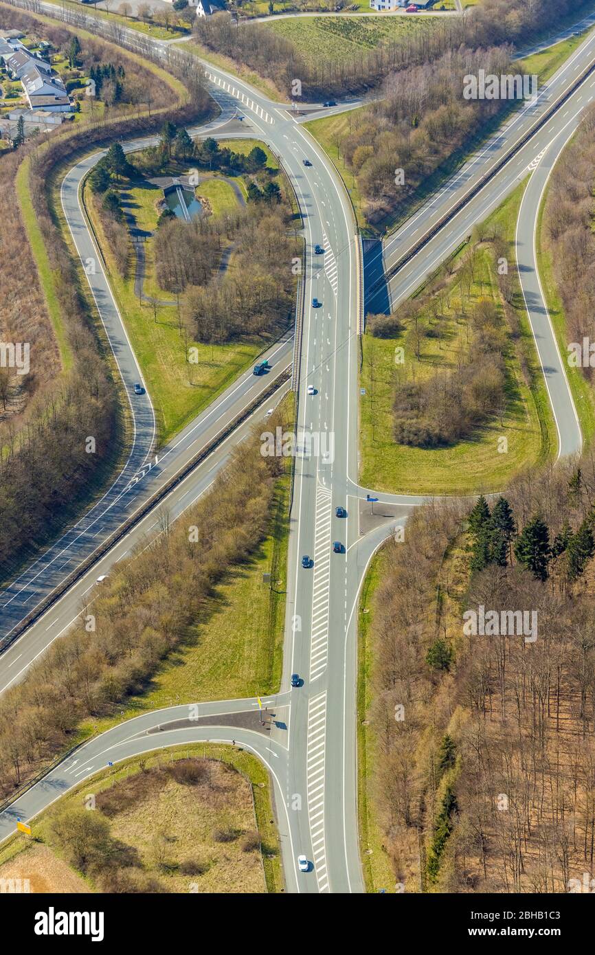 Luftaufnahme der Autobahnausfahrt zur Autobahn A46 in Meschede, Nordrhein-Westfalen, Deutschland Stockfoto