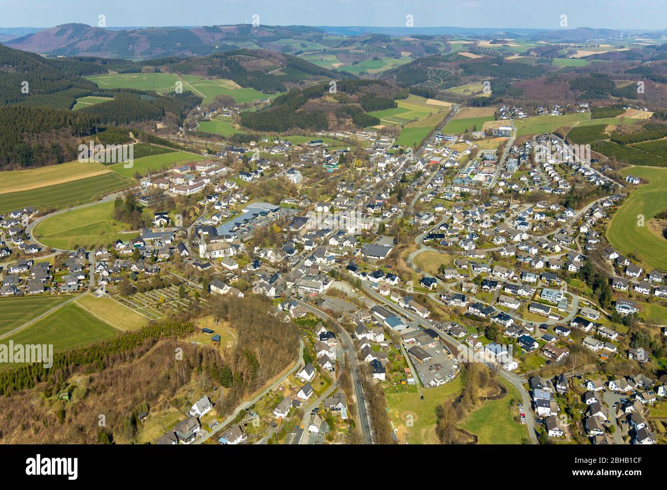 Luftaufnahme über Eslohe, Provinz Sauerland, Nordrhein-Westfalen, Deutschland. Stockfoto