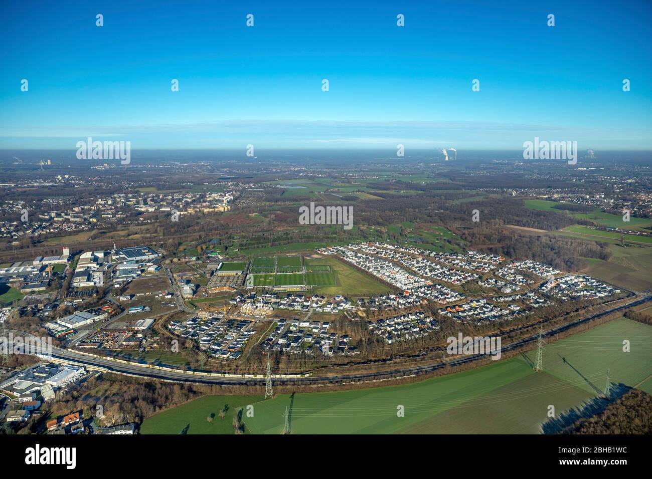 Luftaufnahme, Fußballfelder BVB und Wohngebiet, Brackel, Dortmund, Nordrhein-Westfalen, Deutschland Stockfoto