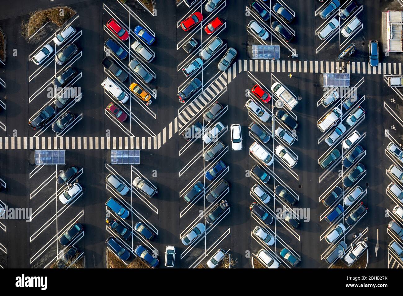 Parkplatz mit großen Stellplätzen für SUVs, Real Supermarkt, Heessen, am Schacht III, Hamm, Ruhrgebiet, Nordrhein-Westfalen, Deutschland Stockfoto