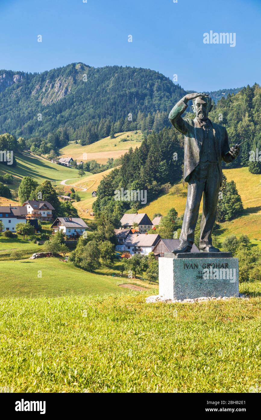 Statue von Ivan Grohar und dem slowenischen Dorf Spodnja Sorica, Gemeinde Å½elezniki, Oberkrain, Slowenien Stockfoto