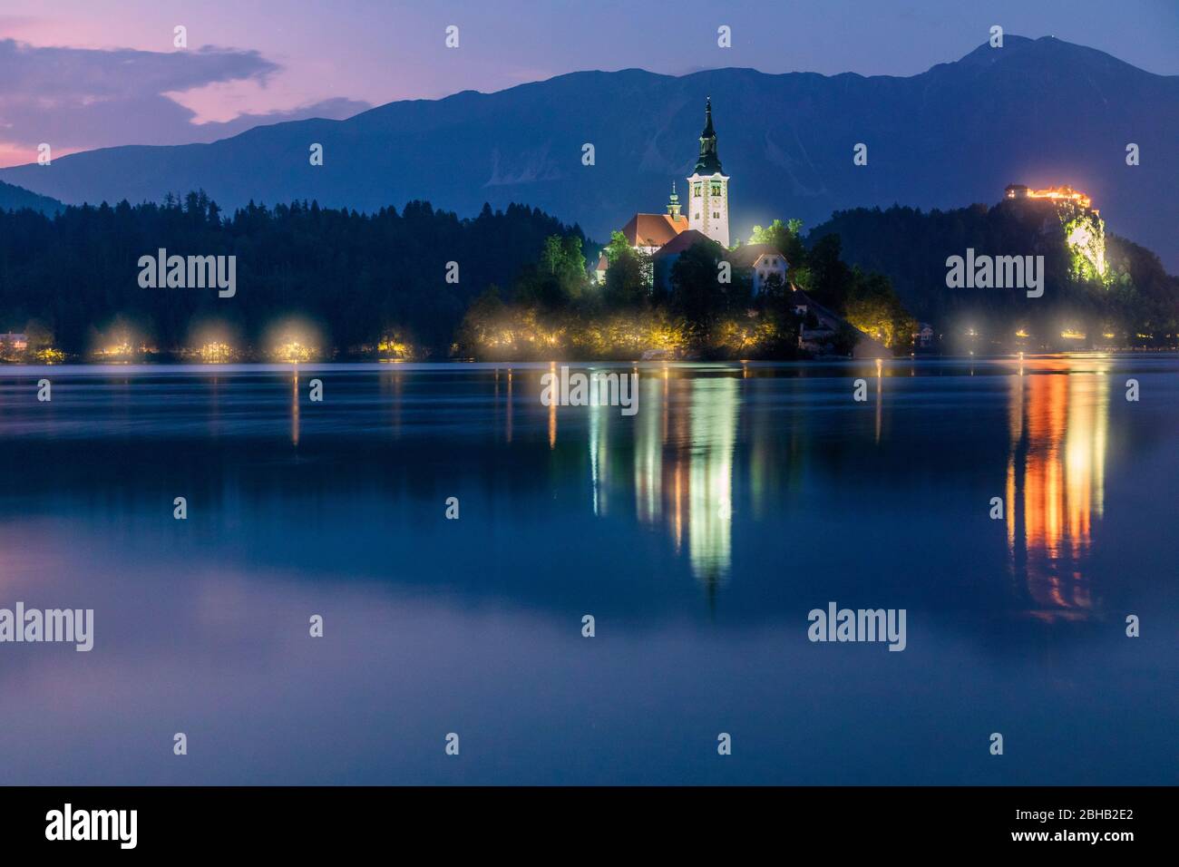 Bled Insel mit der Kirche Mariä Himmelfahrt bei Nacht, Bled, Oberkrain, Slowenien Stockfoto