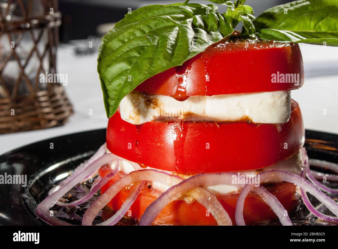 Tomaten und Mozzarella Caprese Salatturm in einem feinen Restaurant Stockfoto