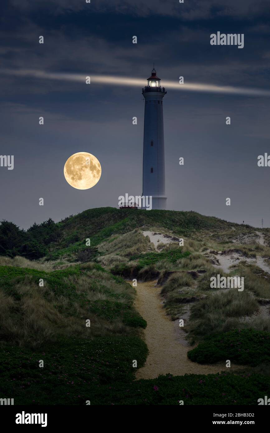 Dänemark, Jütland, Ringkøbing Fjord, Dünenweg am Leuchtturm Lyngvig Fyr mit Vollmond. Stockfoto