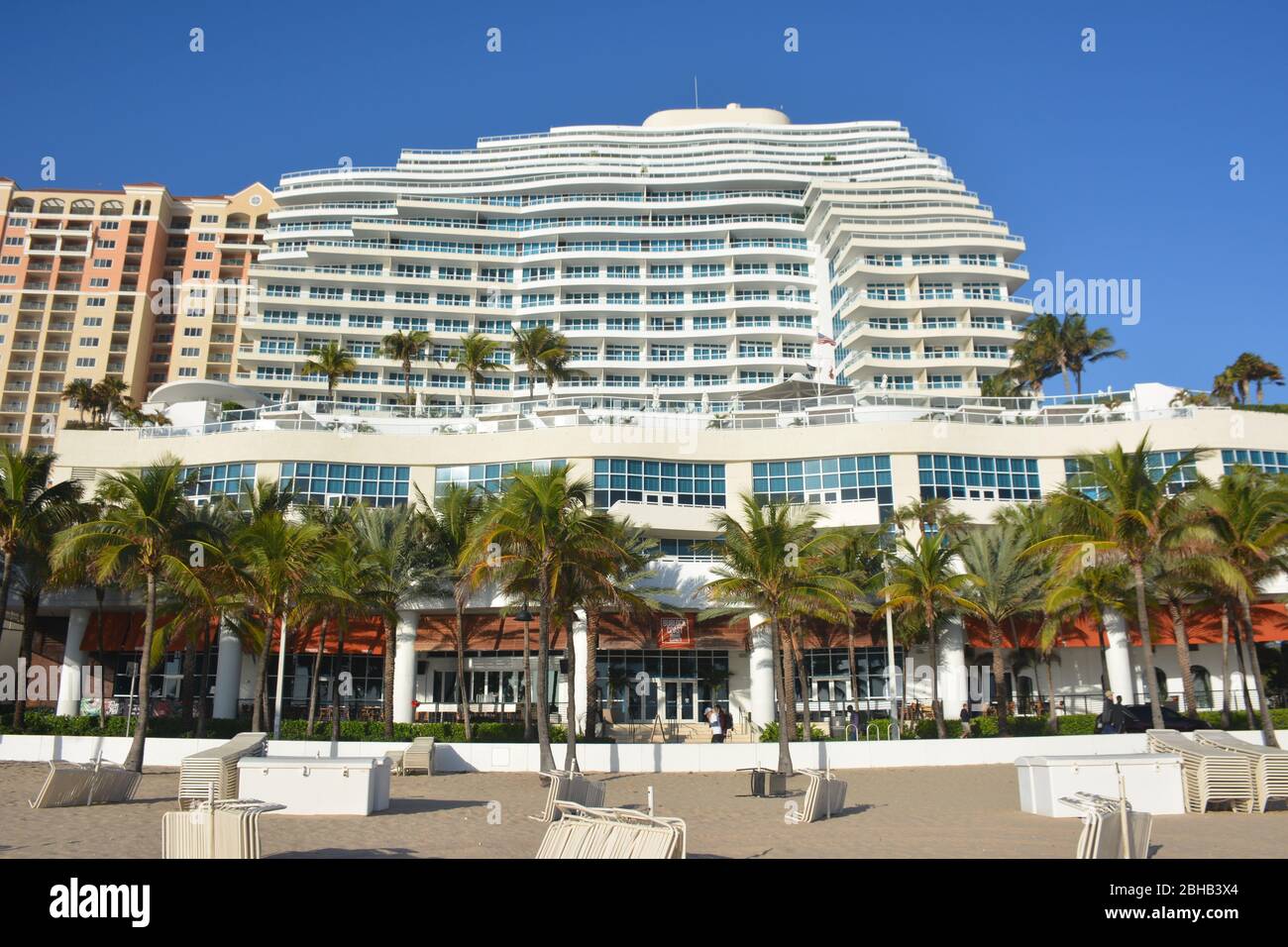Das Ritz-Carlton Fort Lauderdale Luxushotel am Fort Lauderdale Beach Boulevard hat 192 Zimmer und sieht aus wie ein Ozeandampfer. Stockfoto