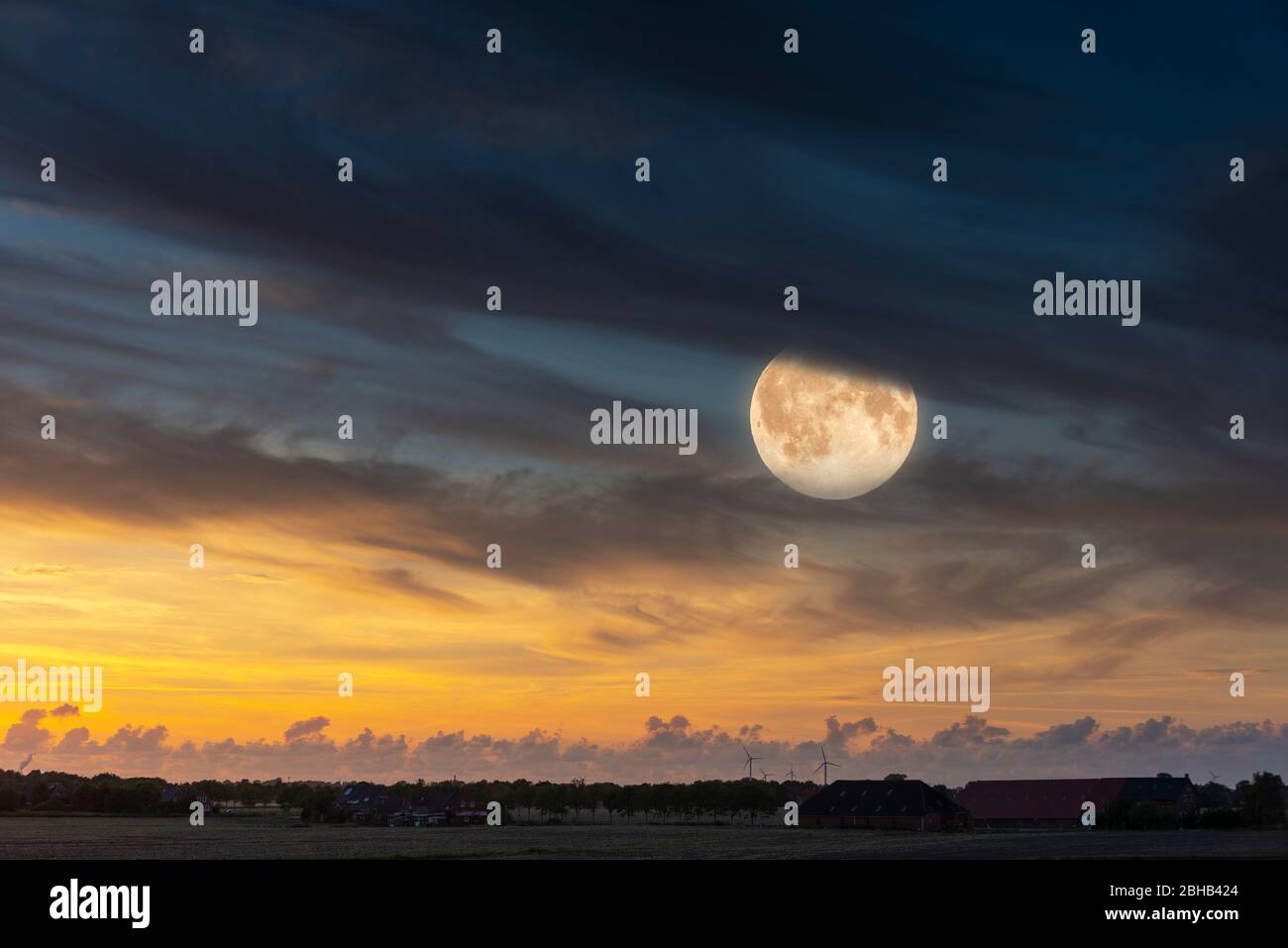 Deutschland, Niedersachsen, Ostfriesland, Abendhimmel mit Vollmond am Emden. [M] Stockfoto