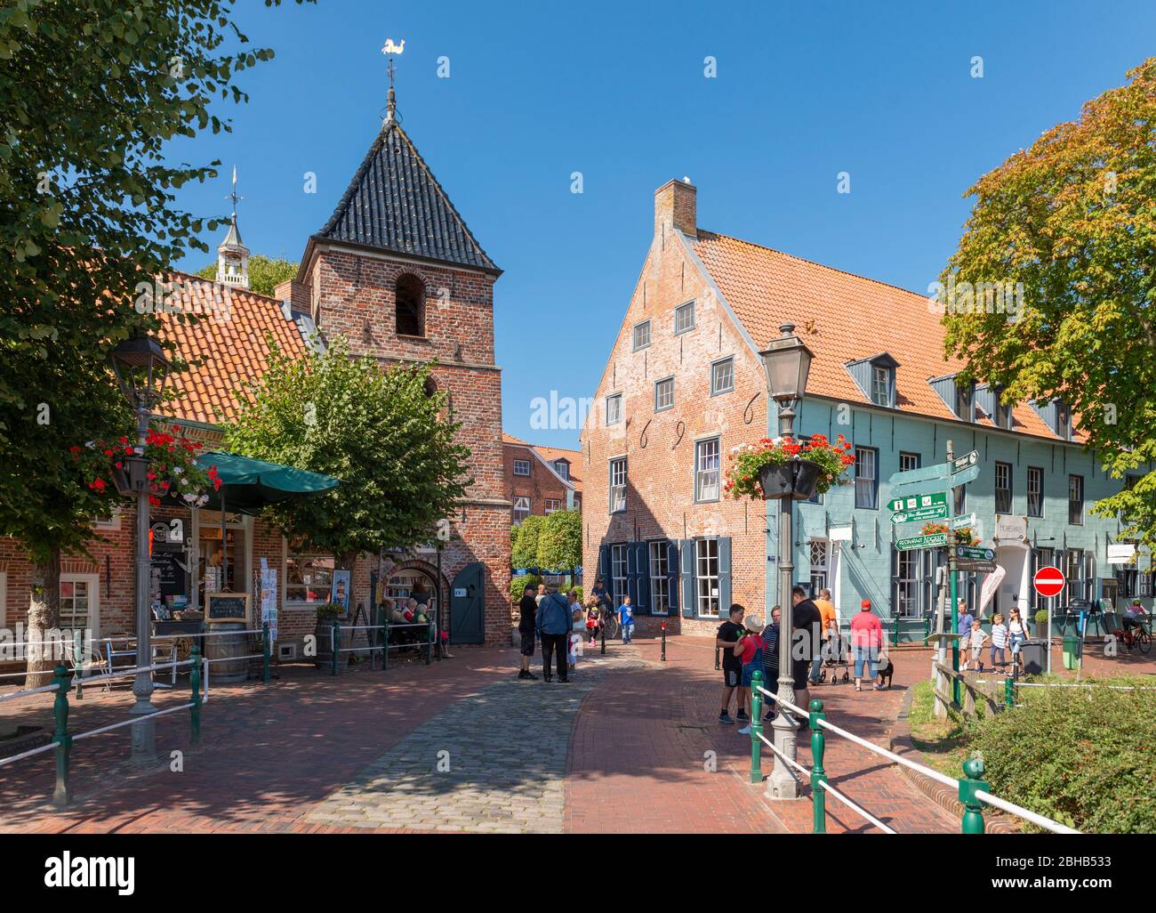 Deutschland, Niedersachsen, Ostfriesland, Greetsiel, das "hohe Haus" zweigeschossige, maßgeschneiderte Backsteingebäude. Stockfoto