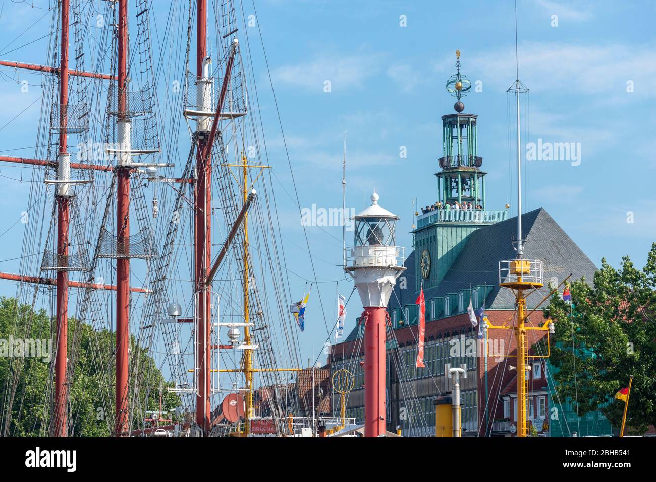Deutschland, Niedersachsen, Emden, Blick von Ratsdelft zum Rathaus. Stockfoto