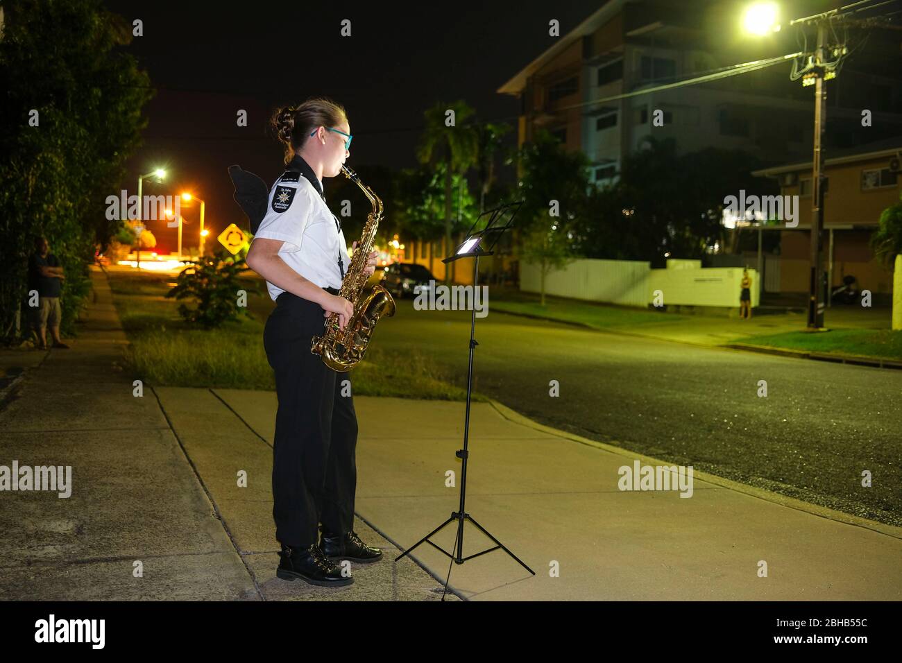 Darwin, Northern Territory, Australien. April 2020. Die dreizehnjährige Anais HM spielt in ihrer St. John Ambulance Cadet Uniform auf ihrem Saxophon Alt The Last Post zu Ehren des ANZAC Day 2020. 2020 wurden alle öffentlichen ANZAC Day Zeremonien in Australien wegen des Covid19 Virus abgesagt, und die Öffentlichkeit wurde ermutigt, die letzte Post auf Blasinstrument um 6:00 Uhr am Ende ihrer eigenen Zufahrt zu spielen. Quelle: Regis Martin/Alamy Live News. Stockfoto