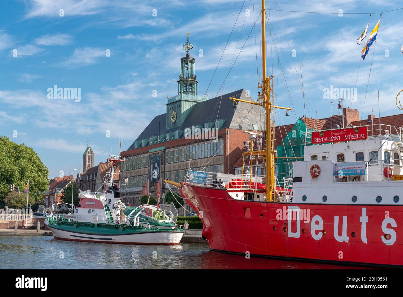 Deutschland, Niedersachsen, Emden, Blick von Ratsdelft zum Rathaus. Stockfoto