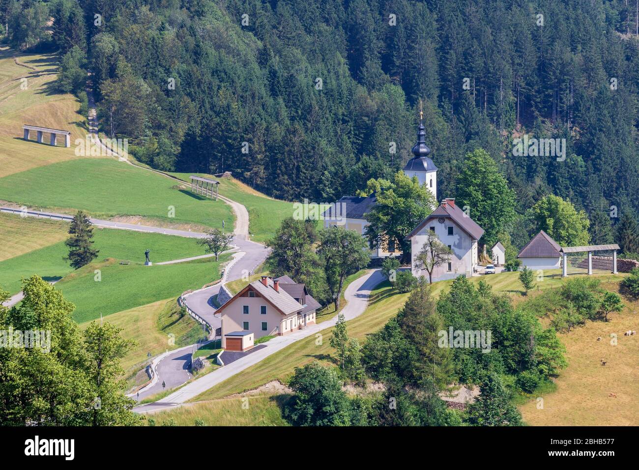 Die Kirche des heiligen Nikolaus und das slowenische Dorf Spodnja Sorica, Gemeinde Å½elezniki, Oberkrain, Slowenien Stockfoto