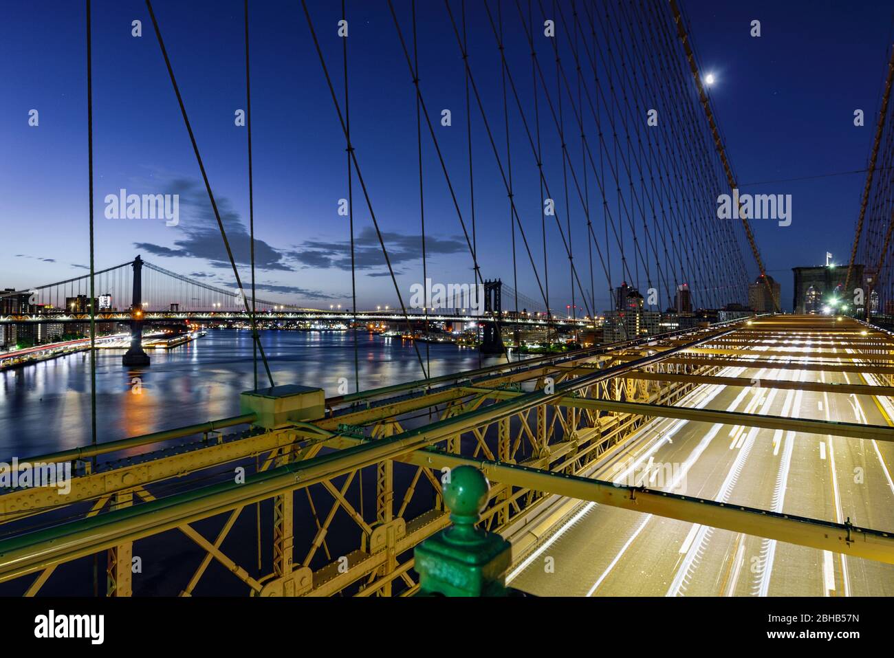Lange Belichtung über der Brooklyn Bridge Road und dem East River mit Manhattan Bridge bei Sonnenaufgang Stockfoto