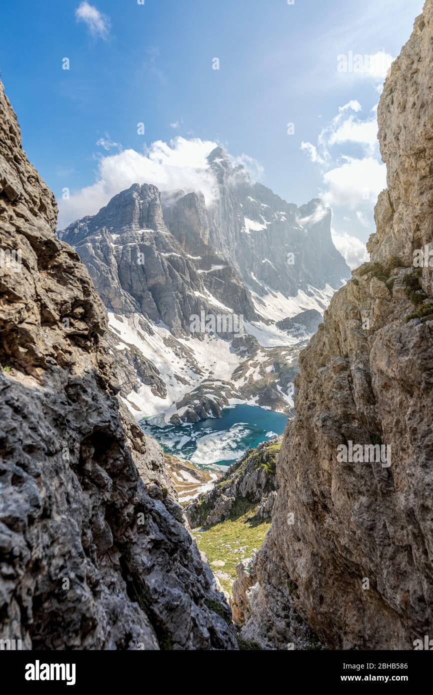 Der Coldai See und die nordwestliche Wand des Civetta Berges umrahmt von den Felsen, Dolomiten, Alleghe, Belluno, Venetien, Italien Stockfoto