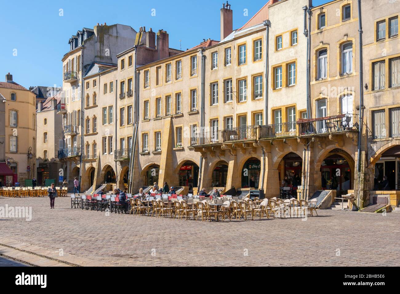 Frankreich, Lothringen, Metz, Arkaden auf dem Place St-Louis. Stockfoto