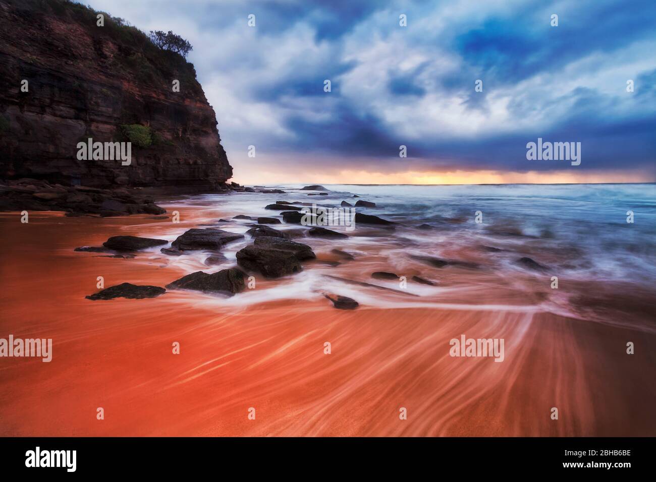 Wolkiger Sonnenaufgang am Newport Beach von Sydney Northern Beaches. Stockfoto