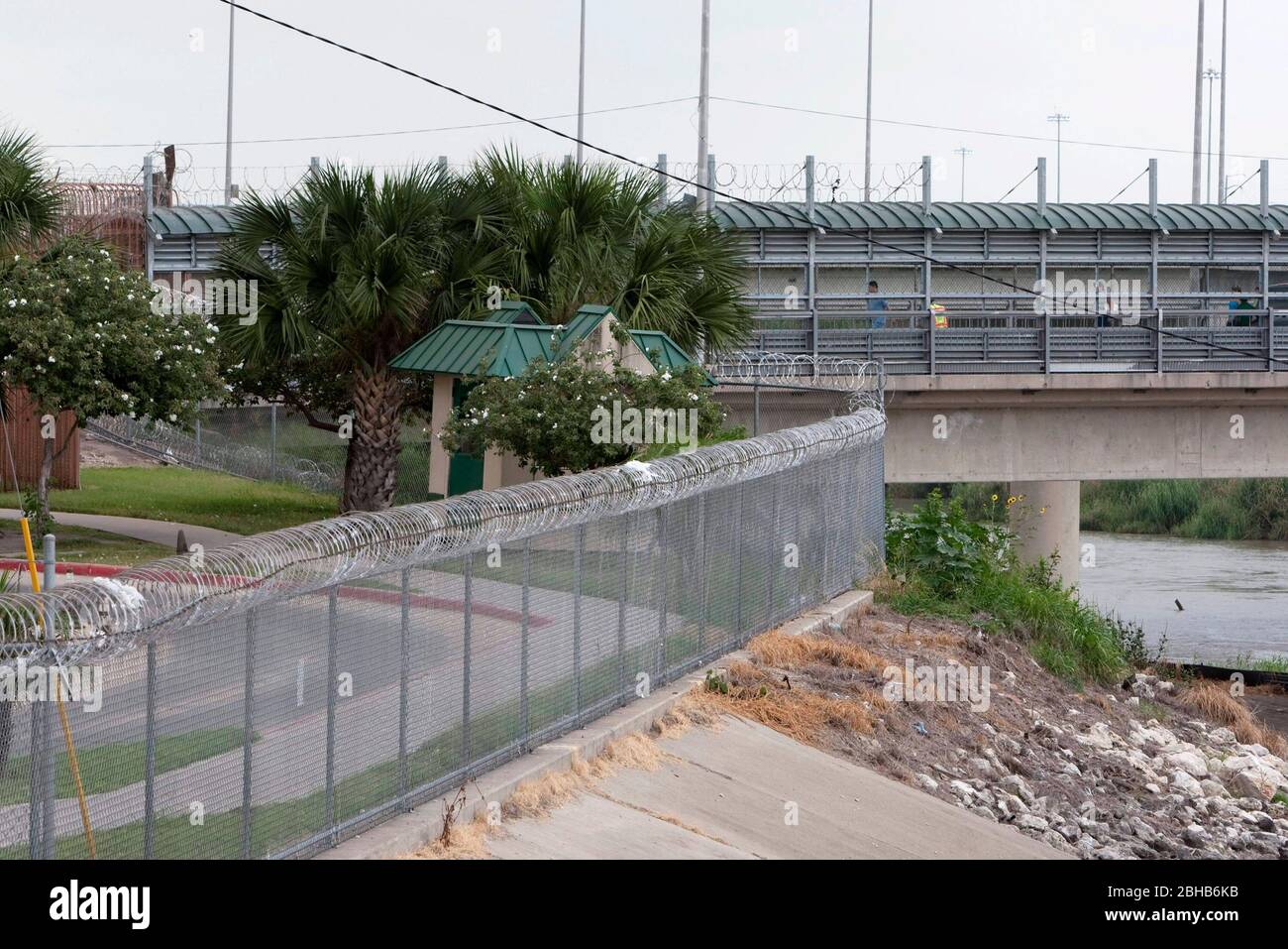 Hidalgo Texas USA, Mai 14 2010: Die internationale Brücke, die Hidalgo, TX, und Reynosa, Mexiko, mit dem darunter fließenden Rio Grande River verbindet. Beamte auf beiden Seiten der Grenze haben erhöhte Sicherheitsbedenken geäußert, da die Kämpfe zwischen Drogenkartellen in Mexiko unvermindert weitergeführt werden. ©Bob Daemmrich Stockfoto