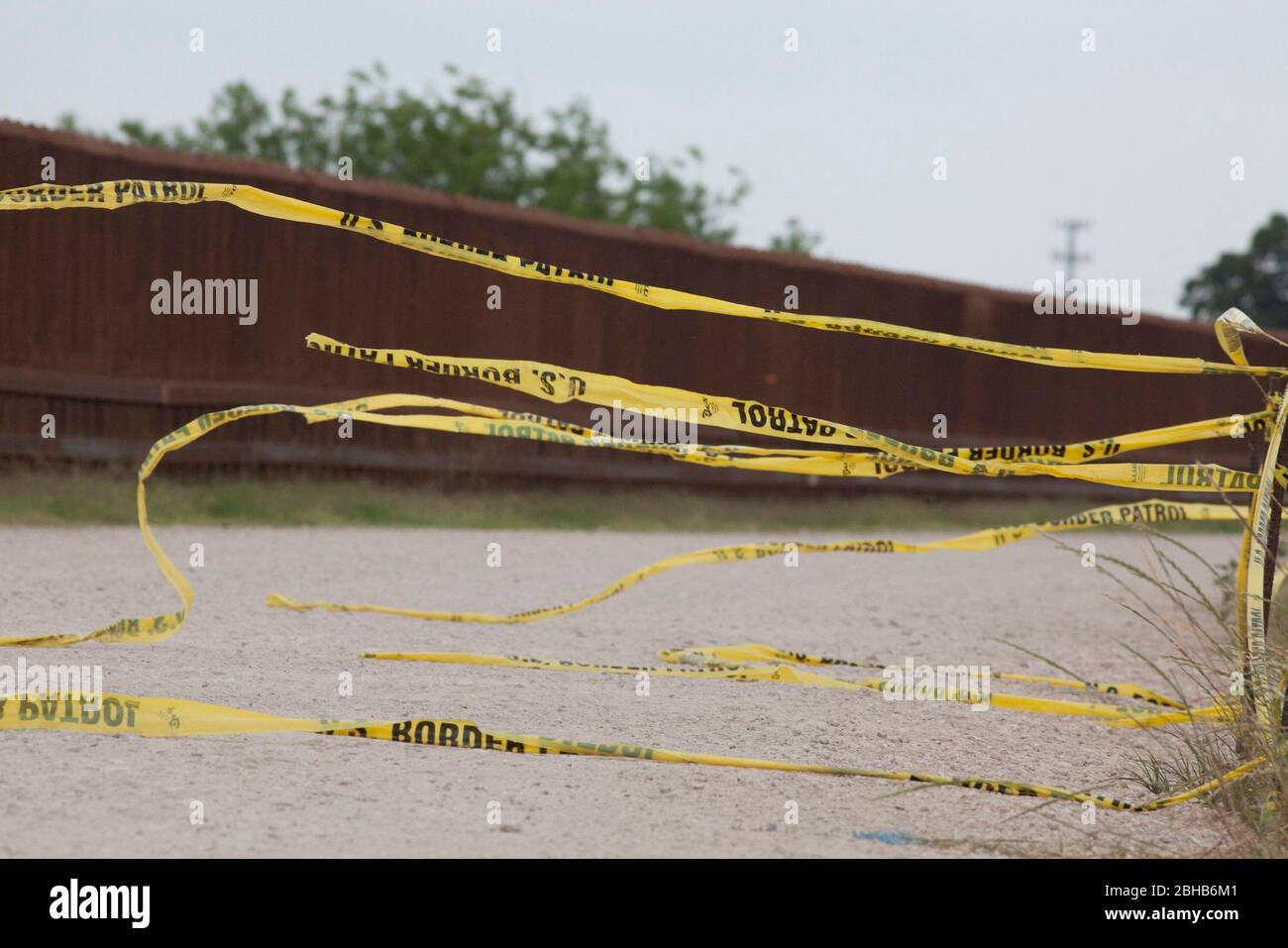 Hidalgo Texas USA, 14 2010. Mai: Zerfetztes Plastikband der US-Grenzschutzbehörde, das in der Brise weht, markiert eine Straße entlang des Deichs neben der Grenzmauer an der internationalen Brücke, die Hidalgo, TX, und Reynosa, Mexiko, verbindet. ©Bob Daemmrich Stockfoto