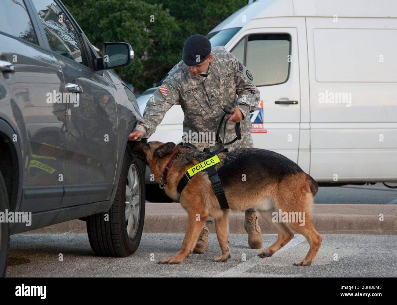 Fort Hood Texas USA, 1. Juni 2010: Strenge Sicherheitskräfte umgeben den Gerichtssaal in Fort Hood für die vorläufige Anhörung nach Artikel 32 für Major Nadal Hasan, der beschuldigt wird, im vergangenen November 13 auf dem weitläufigen Militärstützpunkt getötet zu haben. ©Bob Daemmrich Stockfoto