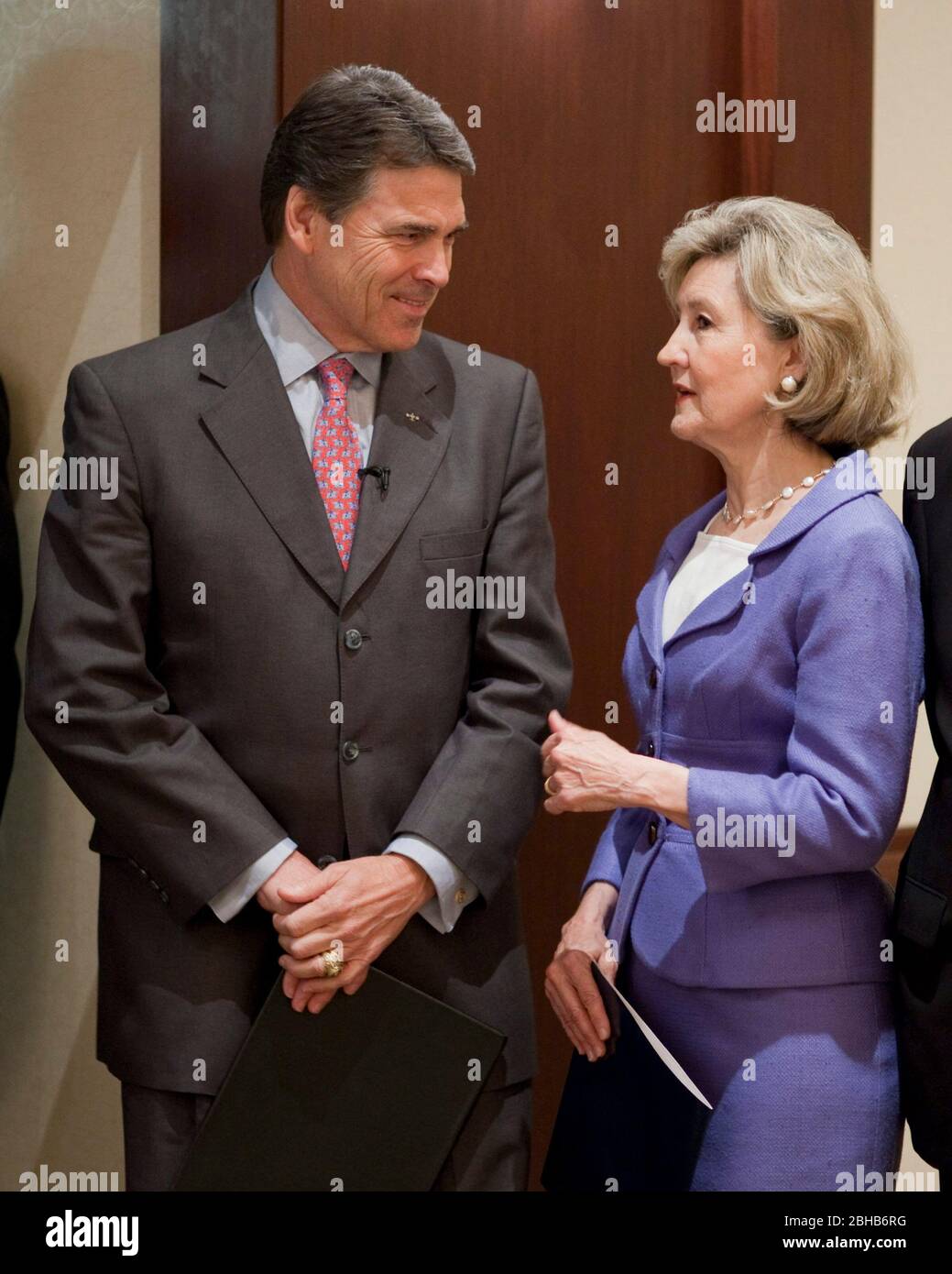 Dallas Texas USA, 12 2010. Juni: Die ehemaligen politischen Rivalen US-Senator Kay Bailey Hutchison und der Gouverneur von Texas, Rick Perry, zeigen auf der halbjährlichen Texas Republican Convention in Dallas Einheit. Über 5.000 Delegierte aus dem gesamten Lone Star State hörten, dass staatliche Amtsträger und republikanische Kongressabgeordnete aus Texas die demokratische Regierung hochtaten und gleichzeitig traditionelle konservative fiskalische und soziale Werte befürworten. ©Bob Daemmrich Stockfoto