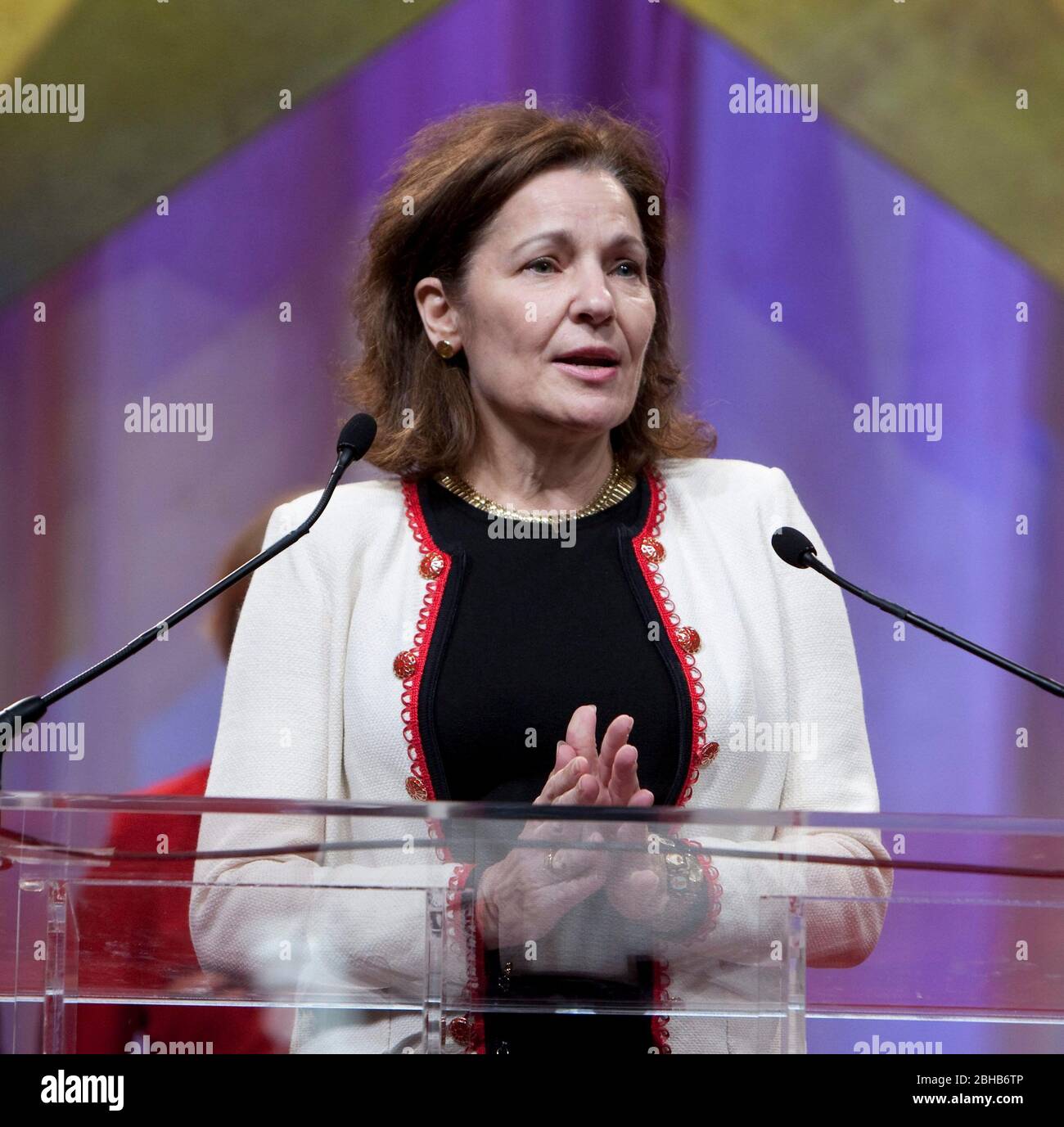 Dallas Texas USA, 12 2010. Juni: Sharon Keller, republikanische Justiz des Texas Court of Criminal Appeals, spricht auf der halbjährlichen Texas Republican Convention in Dallas. Keller stand vor kurzem unter Beschuss, weil er angeblich ihr Büro geschlossen hatte, als der Anwalt eines Todesklagezinses versuchte, in letzter Minute Berufung einzulegen. Über 5.000 Delegierte aus dem gesamten Lone Star State hörten, dass staatliche Amtsträger und republikanische Kongressabgeordnete aus Texas die demokratische Regierung hochtaten und gleichzeitig traditionelle konservative fiskalische und soziale Werte befürworten. ©Bob Daemmrich Stockfoto