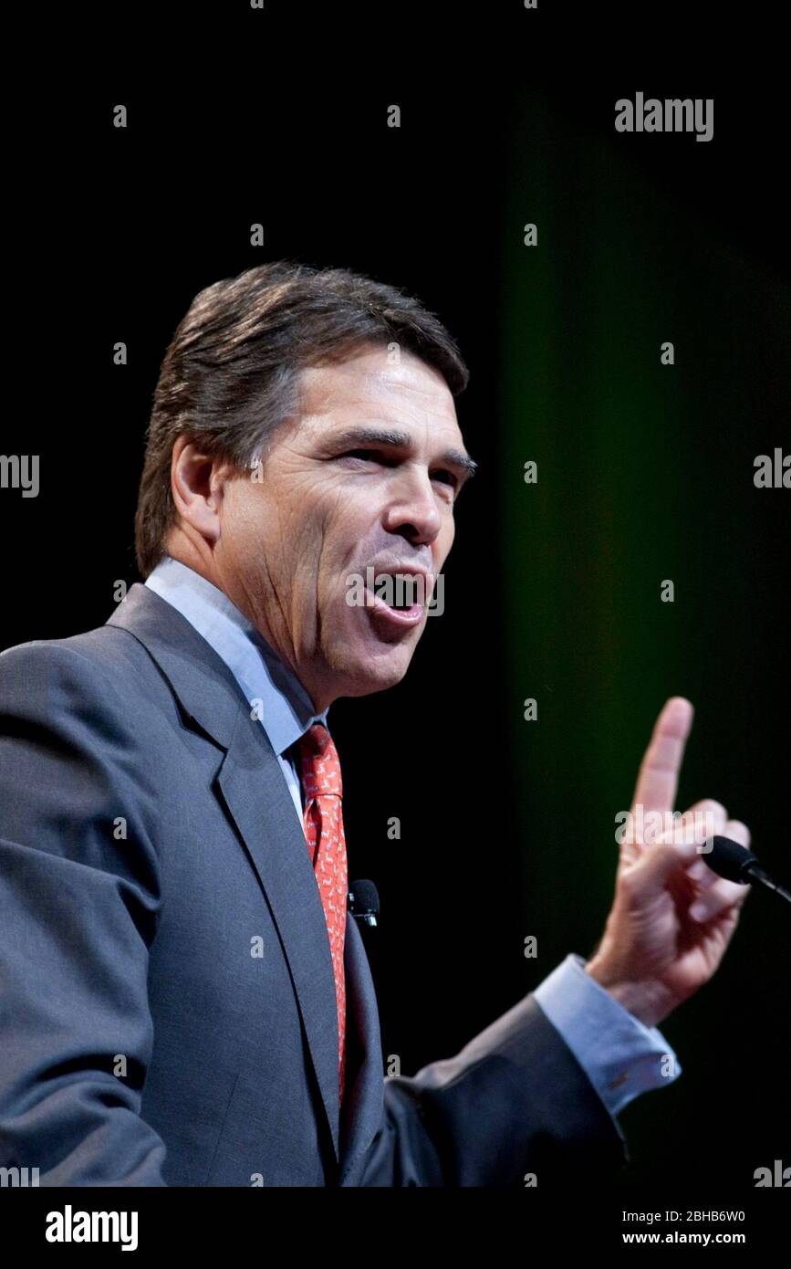 Dallas Texas USA, 11 2010. Juni: Der Gouverneur von Texas, Rick Perry, spricht auf der halbjährlichen Texas Republican Convention in Dallas. Über 5.000 Delegierte aus dem gesamten Lone Star State hörten, dass staatliche Amtsträger und republikanische Kongressabgeordnete aus Texas die demokratische Regierung hochtaten und gleichzeitig traditionelle konservative fiskalische und soziale Werte befürworten. ©Bob Daemmrich Stockfoto