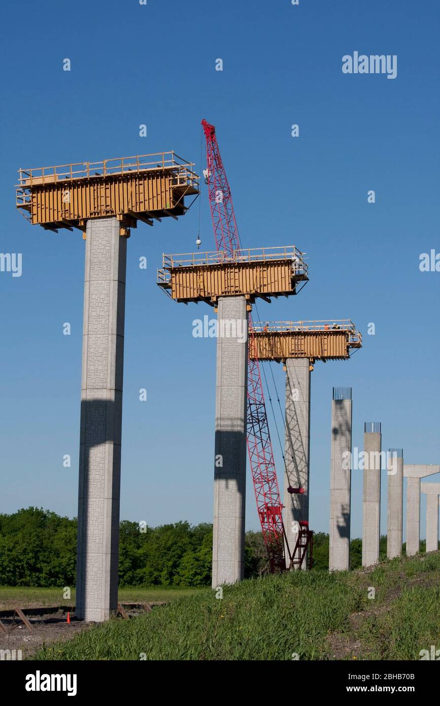 Austin Texas USA, April 8 2010: Der Autobahnbau geht trotz der weichen texanischen Wirtschaft weiter, wobei die Unterstützung für die Überflüge an der Kreuzung Texas 130/ State Highway 45 in den Himmel ragen. Die gebührenpflichtige Straße Texas 130 wird die Innenstadt von Austin östlich von nördlich von Georgetown nach Seguin östlich von San Antonio umfahren. ©Bob Daemmrich Stockfoto